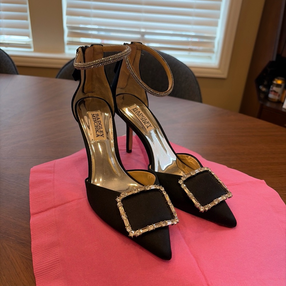 Badgley Mischka Black Crystal Buckle Pointed Toe Heels Size 6